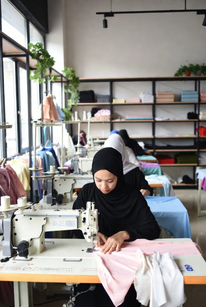 1# Makloon Hijab Bandung – Jasa Produksi Hijab Custom untuk Brand Sendiri 1 makloon hijab bandung
